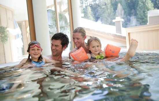 Familie im Hallenbad