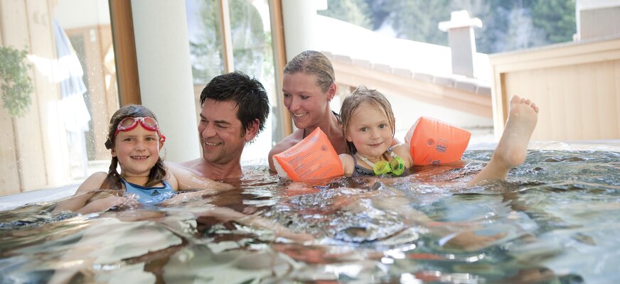 Familie im Hallenbad