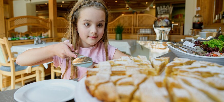 Kind beim Kuchenbuffet