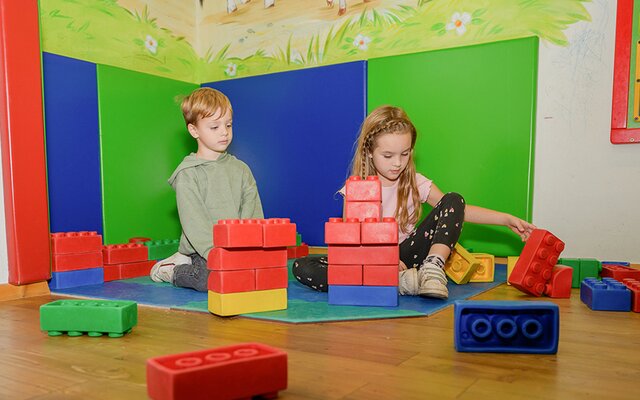 Kinder im Spielzimmer