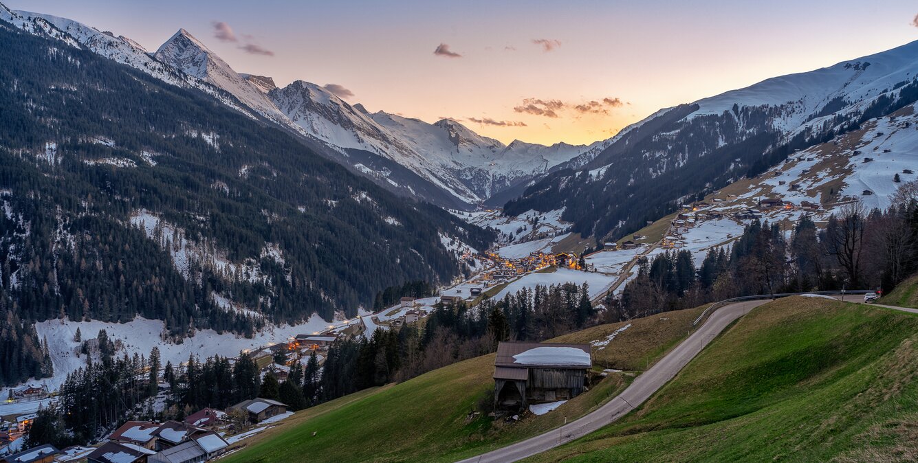 Blick ins Tuxertal mit Wiesen und Schnee