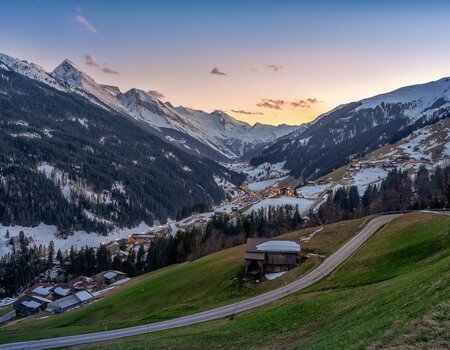 Blick ins Tuxertal mit Wiesen und Schnee