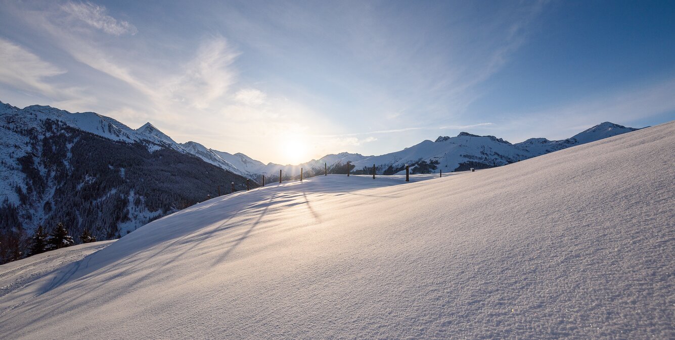 Sonnenuntergang vor winterlicher Bergkulisse