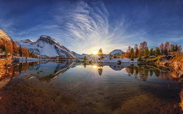 Bergseen mit Sonnenuntergang