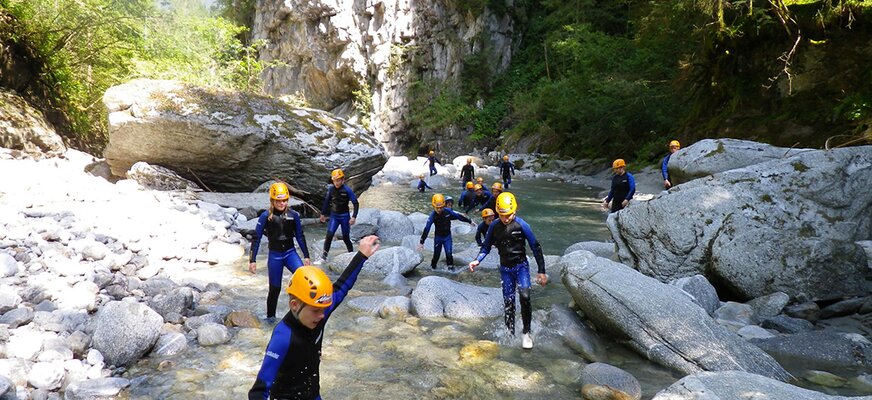 Kinder beim Canyoning