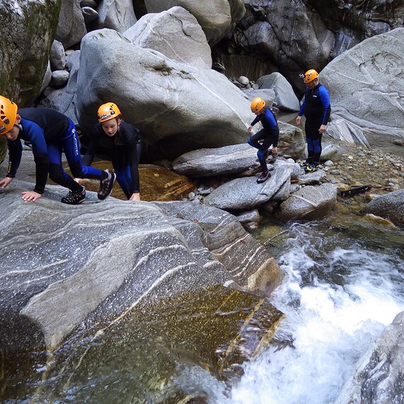 Kinder beim Canyoning