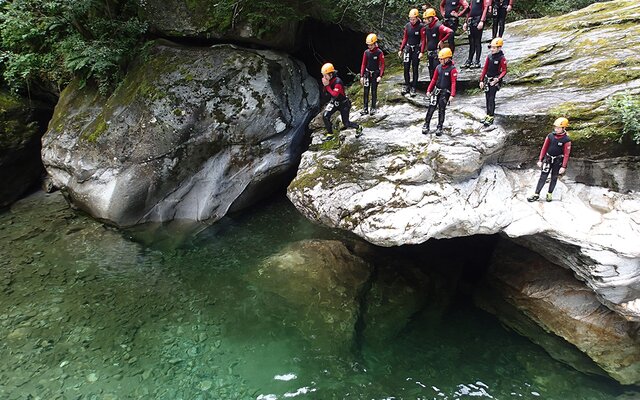 Teenager bei einem Absprung beim Canyoning