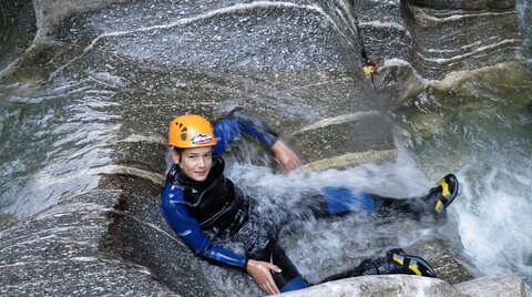 Junge beim Canyoning