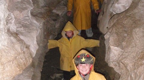 Familie in einer Höhle beim Höhlentrekking