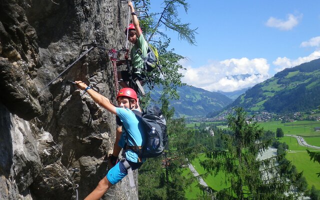 Kinder am Klettersteig