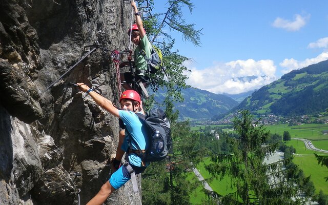 Kinder am Klettersteig