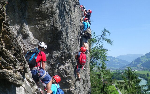 Teenager beim Felsenklettern