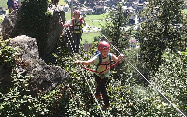 Kinder am Klettersteig