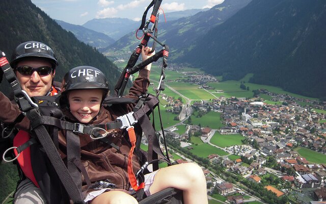 Mädchen beim Paragleiten