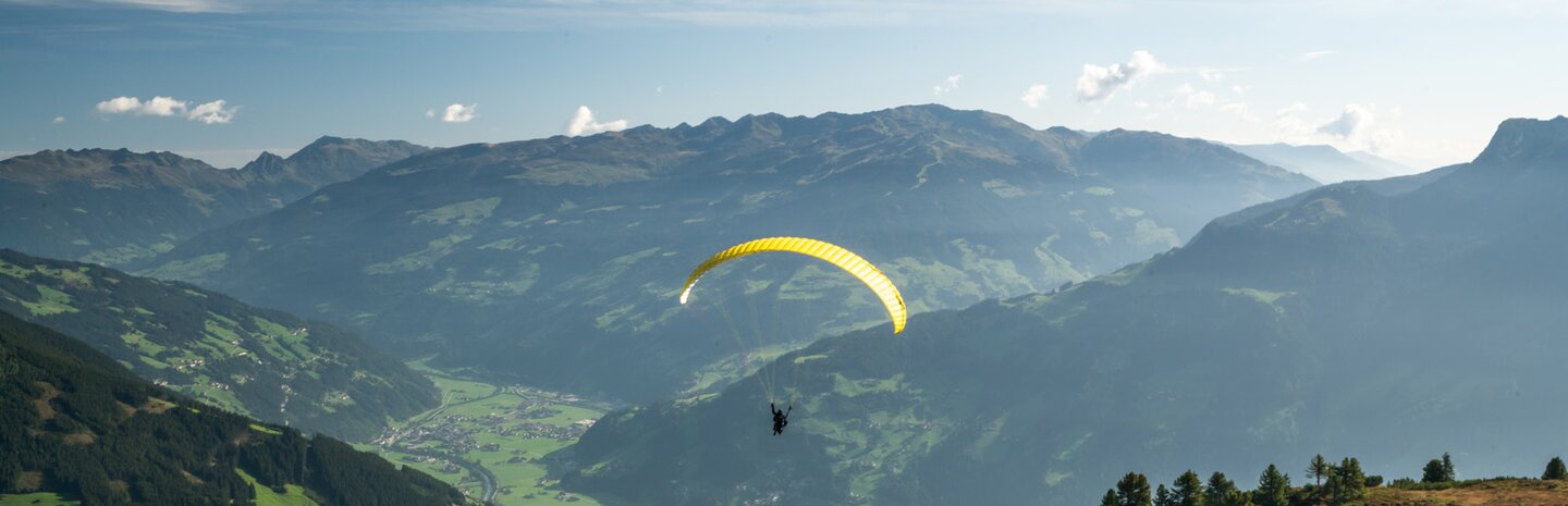 Paragleitschirm vor Bergpanorama