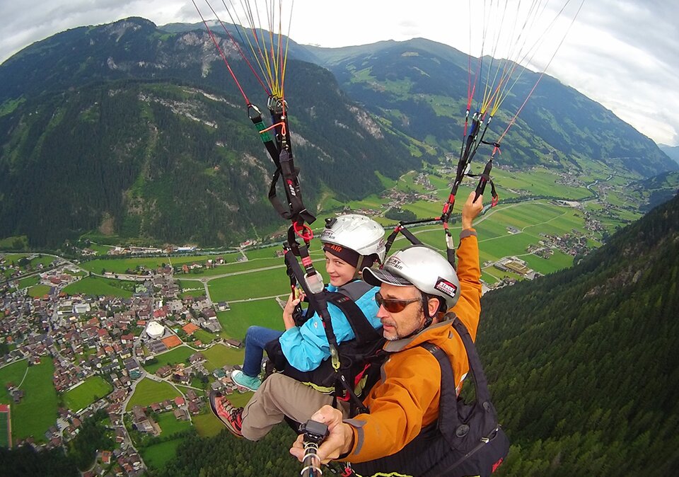 Mädchen beim Paragleiten