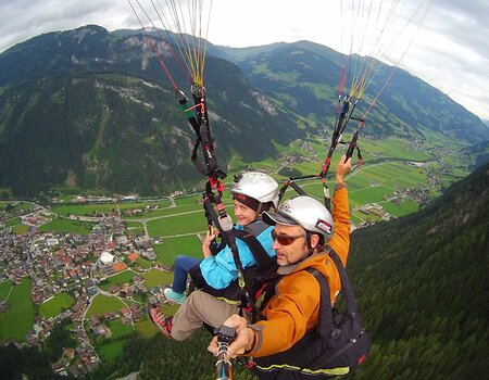 Mädchen beim Paragleiten