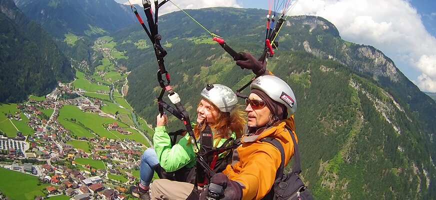 Mädchen beim Paragleiten