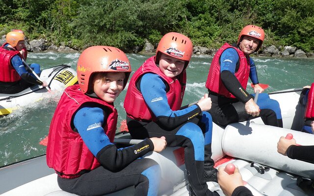 Kinder beim Rafting