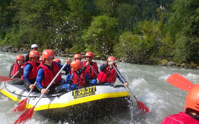 Teenager beim Rafting