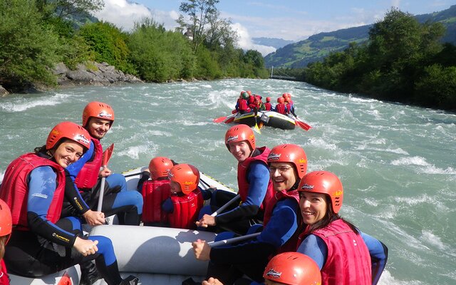 Gruppe beim Rafting am Ziller