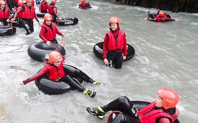 Teenager beim Tubing