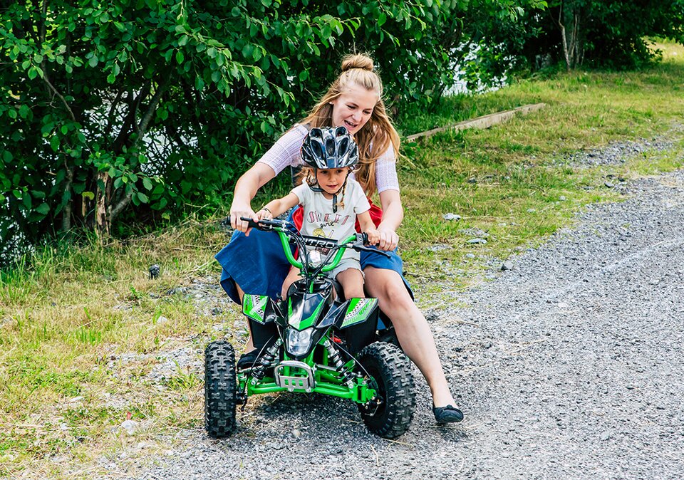 Mutter und Tochter beim Quad fahren