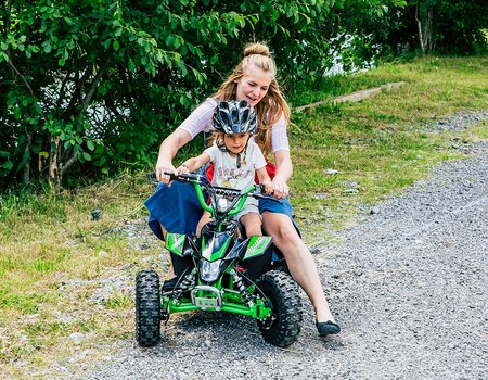 Mutter und Tochter beim Quad fahren