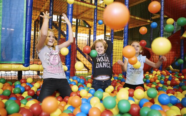 Kinder spielen im Bällebad