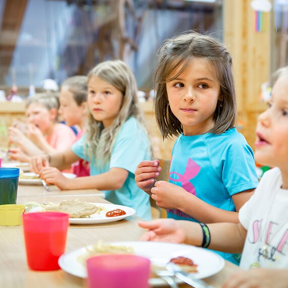 Kinder beim Mittagessen in der Kinderbetreuung