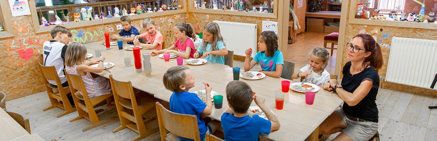 Kinder in der Kinderbetreuung in der Playarena