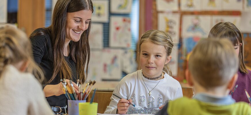 Kinder basteln in der Kinderbetreuung