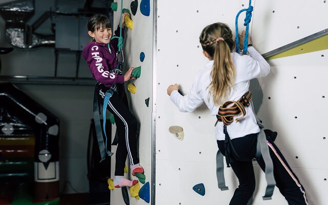 Mädchen auf der Kletterwand