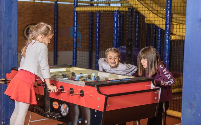 Kinder beim Tischfussball