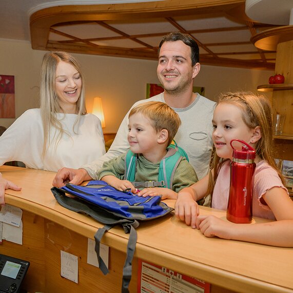 Familie bei der Anreise an der Rezeption