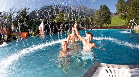 Familie im Freibad