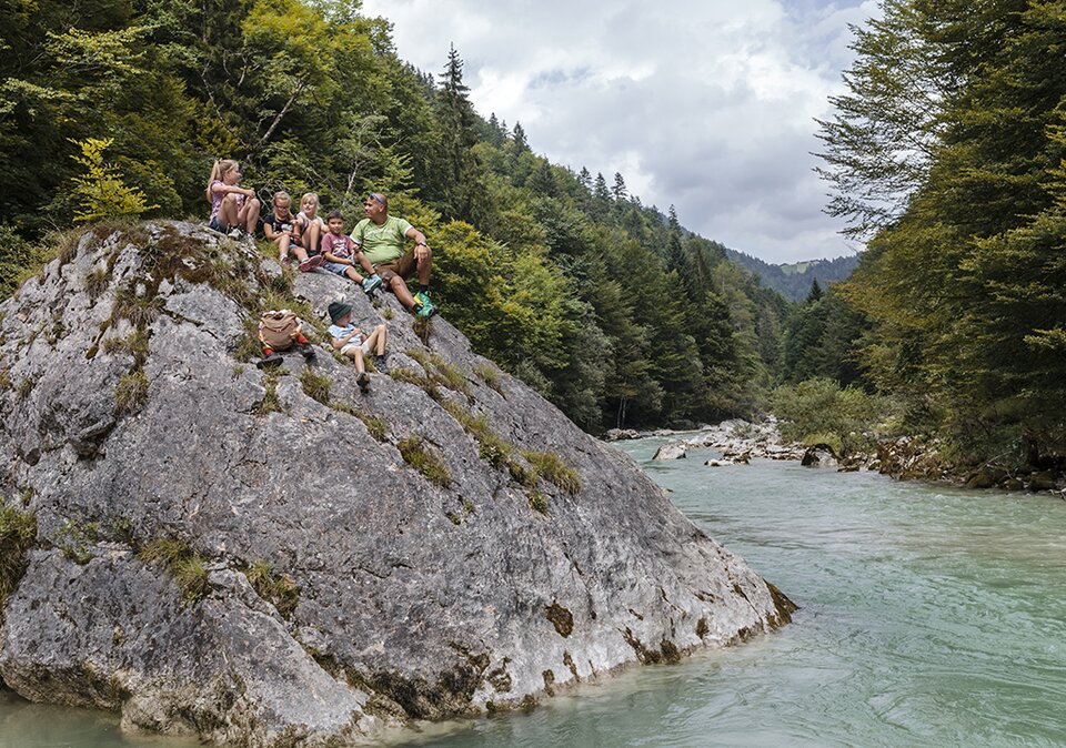 Familie beim Wandern beim Tuxerbach