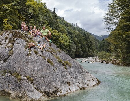 Familie beim Wandern beim Tuxerbach