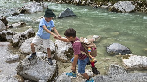 Kinder beim Wandern am Erlebnisweg Tux