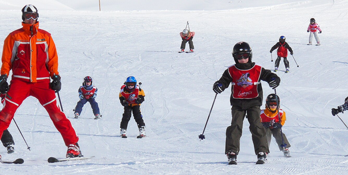 Kinder beim Skikurs