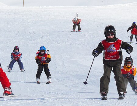 Kinder beim Skikurs