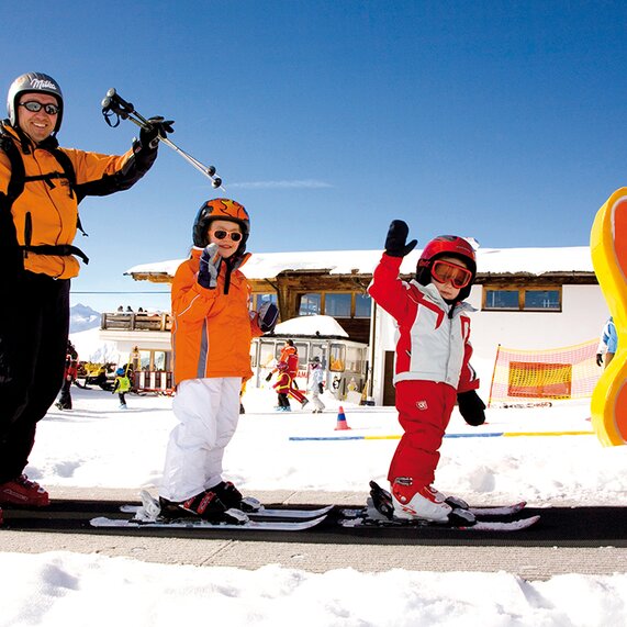 Kinder am Zauberteppich beim Skikurs