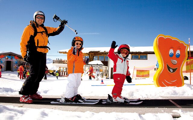 Kinder am Zauberteppich beim Kinderskikurs
