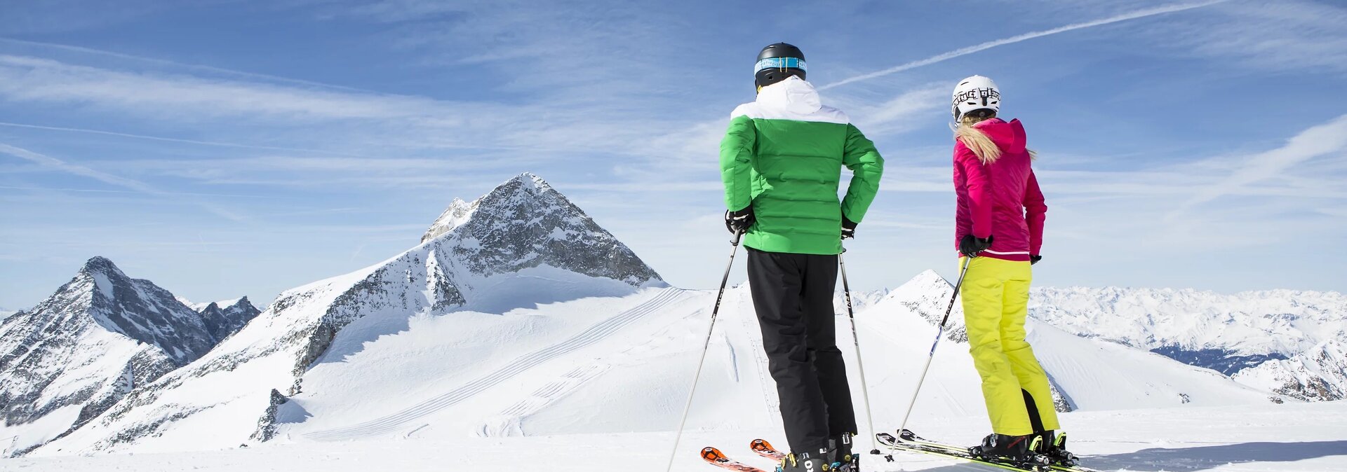 Pärchen beim Skifahren