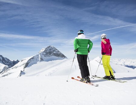 Pärchen beim Skifahren