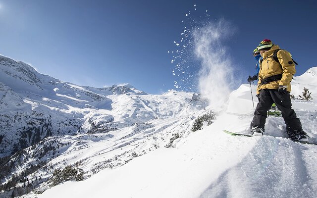 Snowboarder im Tiefschnee