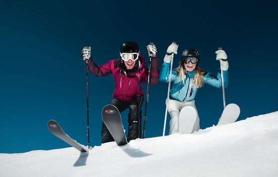 Pärchen beim Skifahren