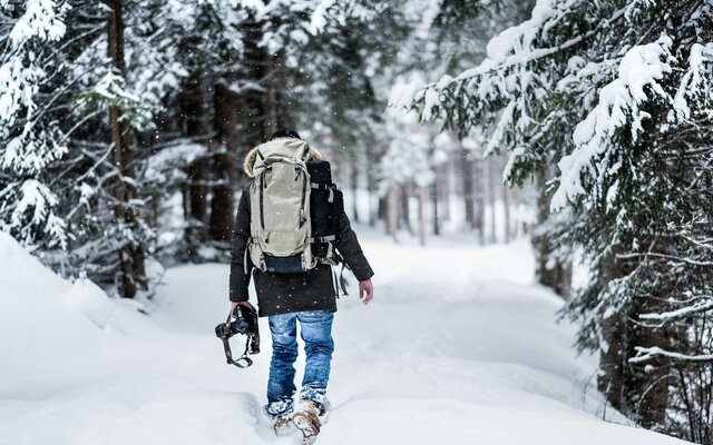 Fotograf beim Winterwandern